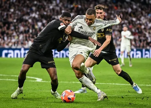 Trận thua 1-2 trước Valencia đã khiến Real Madrid gặp khó khăn trong cuộc đua La Liga